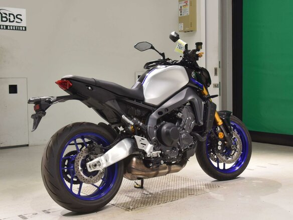 2023 Yamaha MT-09 (FZ-09), серебристый - вид 3