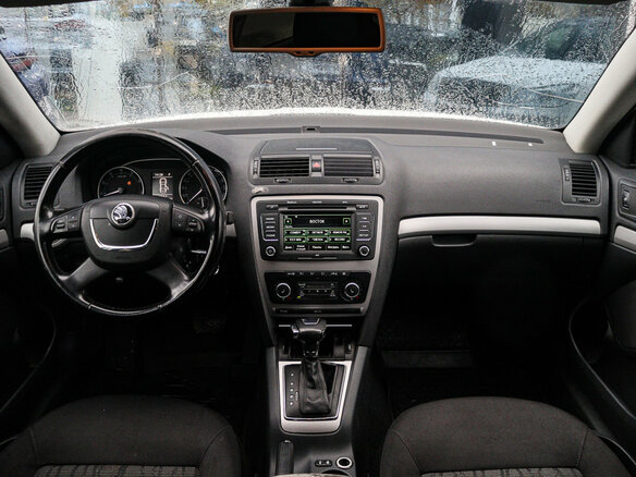 2011 Skoda Octavia DSG7 II (A5) Рестайлинг, белый, 650000 рублей - вид 8