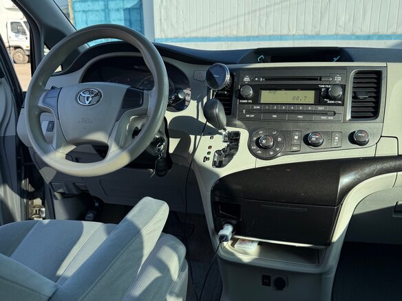 2012 Toyota Sienna III, серый, 1999999 рублей - вид 14