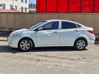 2013 Hyundai Solaris I, белый, 620000 рублей, вид 3