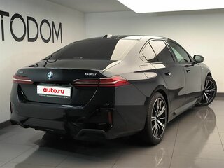 2026 BMW 5 серии 530i xDrive VIII (G60/G61/G68), чёрный, 9990000 рублей, вид 3