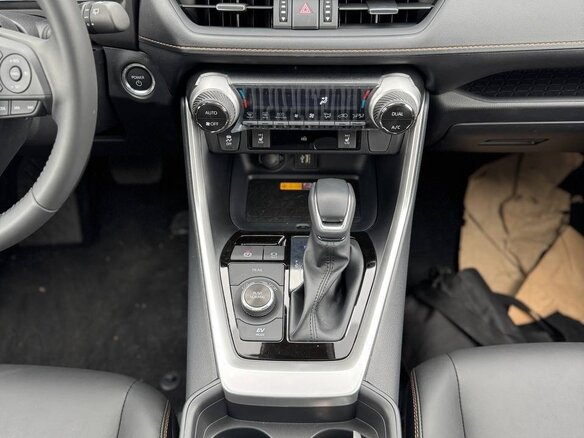 2024 Toyota RAV4 V (XA50), белый, 2830000 рублей - вид 4
