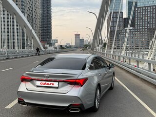 2022 Toyota Avalon V, серебристый, 5536711 рублей, вид 4