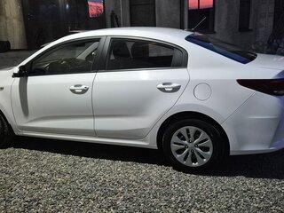 2021 Kia Rio IV Рестайлинг, белый, 1700000 рублей, вид 4