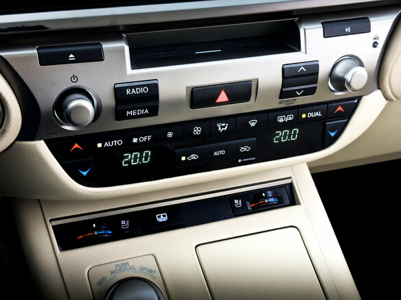 2014 Lexus ES 250 VI, коричневый, 2490000 рублей - вид 25
