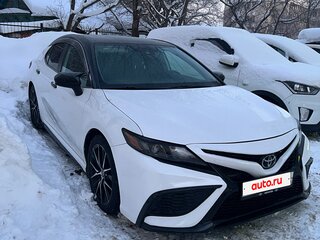 2021 Toyota Camry VIII (XV70) Рестайлинг, белый, 2485000 рублей, вид 4