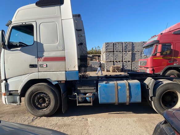 1999 Volvo FH, белый, 1700000 рублей - вид 1