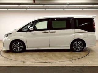 2017 Honda Stepwgn Spada V Рестайлинг, белый, 1600000 рублей, вид 3