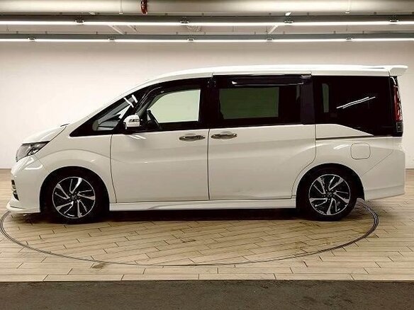 2017 Honda Stepwgn Spada V Рестайлинг, белый, 1600000 рублей - вид 2