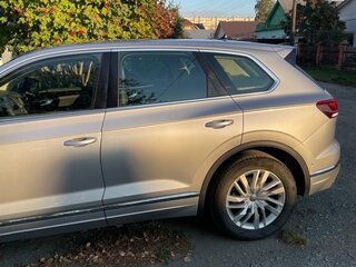 2019 Volkswagen Touareg III, серебристый, 4200000 рублей, вид 5