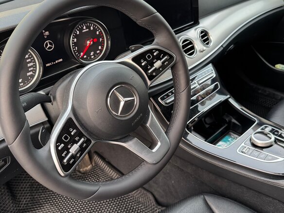 2020 Mercedes-Benz E-Класс 200 V (W213, S213, C238), чёрный, 2850000 рублей - вид 1