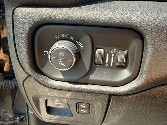 2019 Ram 1500 Crew Cab V, серый, 5700000 рублей - вид 13