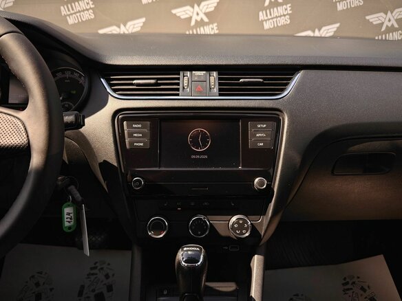 2019 Skoda Octavia III (A7) Рестайлинг, белый - вид 13