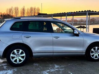 2010 Volkswagen Touareg II, серебристый, 1800000 рублей, вид 4
