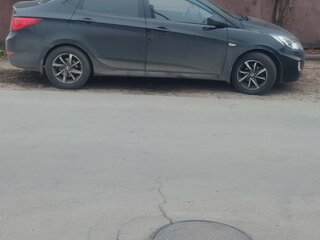 2011 Hyundai Solaris I, чёрный, 900000 рублей, вид 3