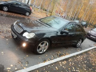2004 Mercedes-Benz C-Класс 180 II (W203), чёрный, 850000 рублей, вид 1