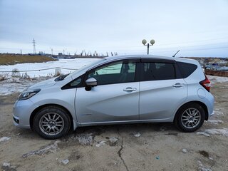 2019 Nissan Note e-Power II Рестайлинг, серебристый, 1350000 рублей, вид 3
