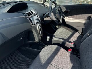 2010 Toyota Vitz II (XP90), белый, 650000 рублей, вид 5