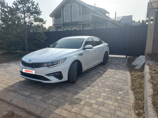 2019 Kia Optima IV Рестайлинг, белый, 2000000 рублей, вид 3