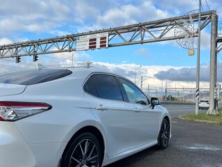 2021 Toyota Camry VIII (XV70) Рестайлинг, белый, 3150000 рублей, вид 2