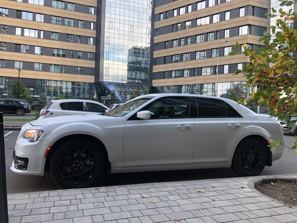 2017 Chrysler 300C II Рестайлинг, белый, 2600000 рублей - вид 5