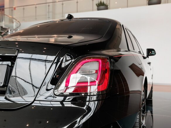 2022 Rolls-Royce Ghost Black Badge II (Series I), чёрный - вид 10