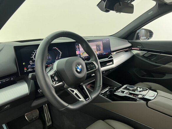 2025 BMW 5 серии 520i VIII (G60/G61/G68), чёрный, 6990000 рублей - вид 9