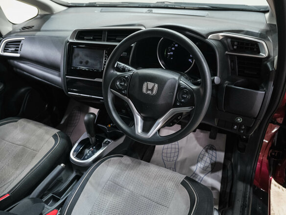 2019 Honda Fit III Рестайлинг, красный - вид 13