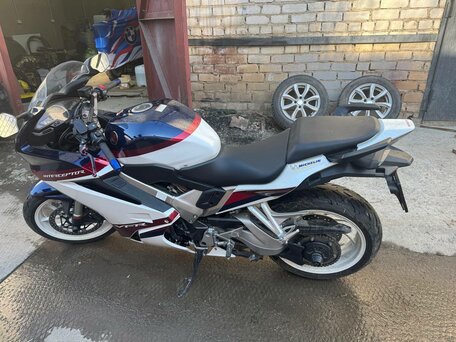 2020 Honda VFR 800, белый, 1000000 рублей, вид 1