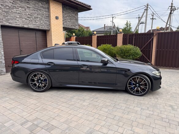2018 BMW M5 VI (F90), чёрный, 8500000 рублей - вид 2