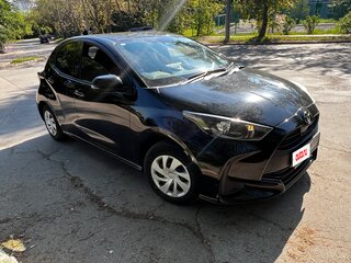 2022 Toyota Yaris IV, чёрный, 850000 рублей, вид 2