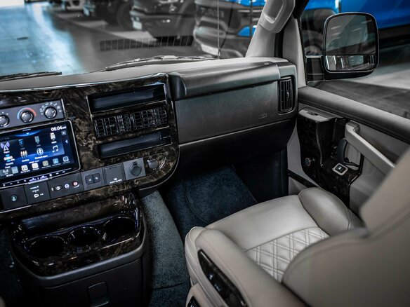 2024 GMC Savana I Рестайлинг, чёрный, 14999999 рублей - вид 25