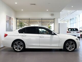 2017 BMW 3 серии 320i xDrive VI (F3x) Рестайлинг, белый, 1930500 рублей, вид 4