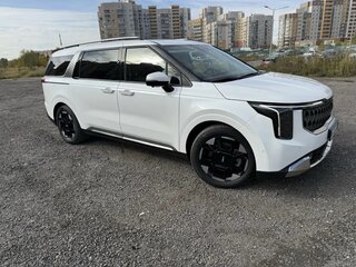 2023 Kia Carnival IV Рестайлинг, белый, 6000000 рублей, вид 4