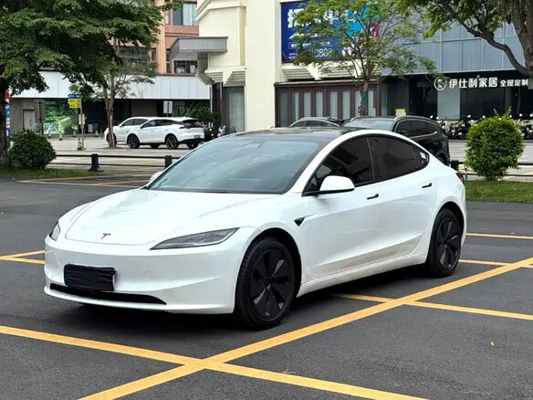 2026 Tesla Model 3 Long Range RWD I Рестайлинг, белый - вид 1