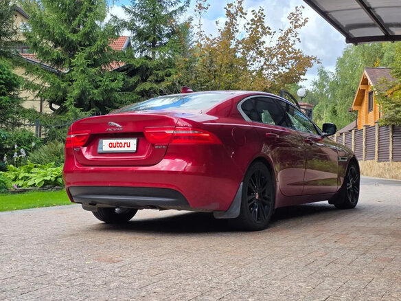 2016 Jaguar XE EcoBoost I, красный - вид 3