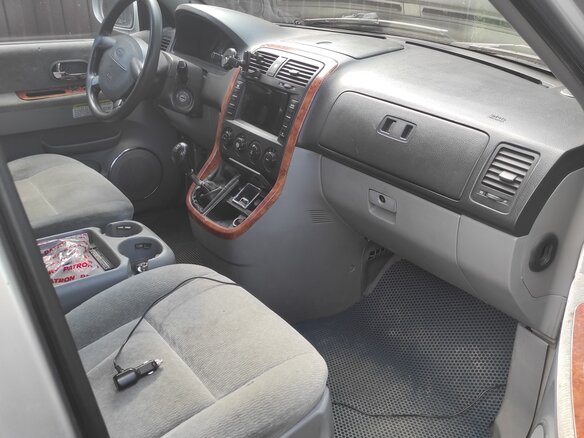 2004 Kia Carnival I Рестайлинг, серый, 400000 рублей - вид 4