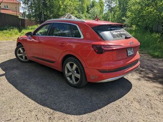 2019 Audi e-tron 55 I, красный, 4370000 рублей, вид 3