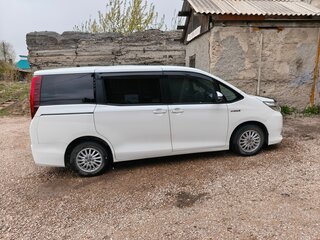 2014 Toyota Noah III (R80), белый, 1680000 рублей, вид 4
