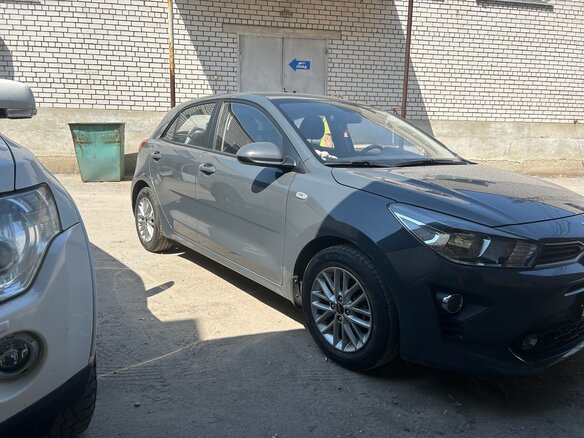 2021 Kia Rio IV Рестайлинг (Global market), серый, 1650000 рублей - вид 3