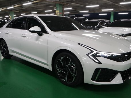 2024 Kia K5 III Рестайлинг, белый, 2670000 рублей, вид 3