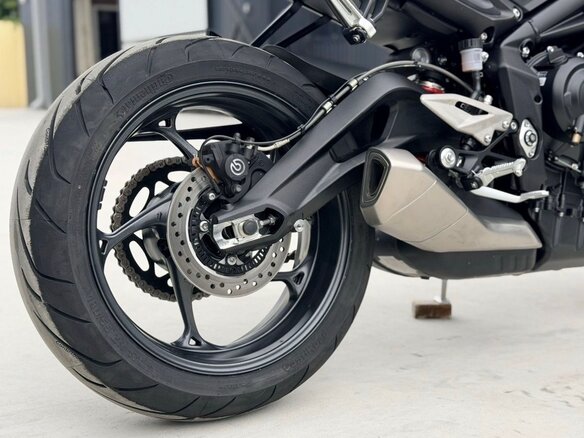 2025 Triumph Street Triple, оранжевый, 1230000 рублей - вид 12