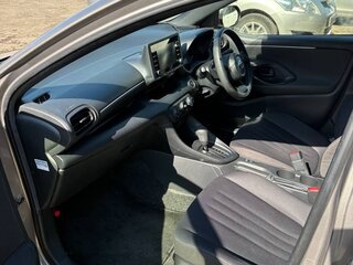 2022 Toyota Yaris IV, серебристый, 765000 рублей, вид 4
