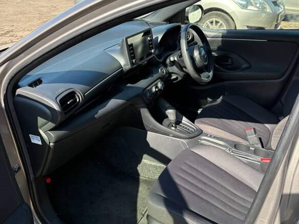 2022 Toyota Yaris IV, серебристый, 765000 рублей - вид 3
