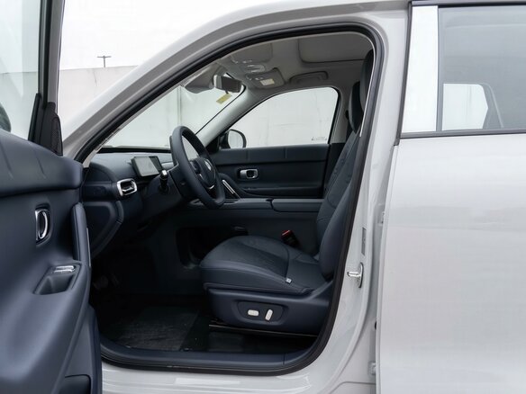 2026 Leapmotor A10 53 kWh, серебристый, 2432000 рублей - вид 13