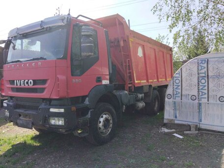 2011 Iveco Trakker, пурпурный, 2500000 рублей, вид 4
