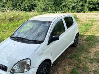 2003 Toyota Vitz I (P10), белый, 365000 рублей, вид 1