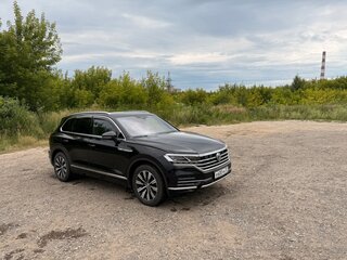 2019 Volkswagen Touareg III, чёрный, 4250000 рублей, вид 2