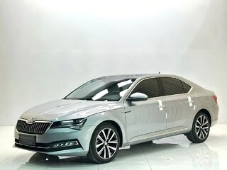 2023 Skoda Superb III Рестайлинг, серебристый, 2200000 рублей, вид 1