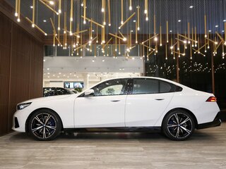 2026 BMW 5 серии 530i xDrive VIII (G60/G61/G68), белый, 9820000 рублей, вид 5